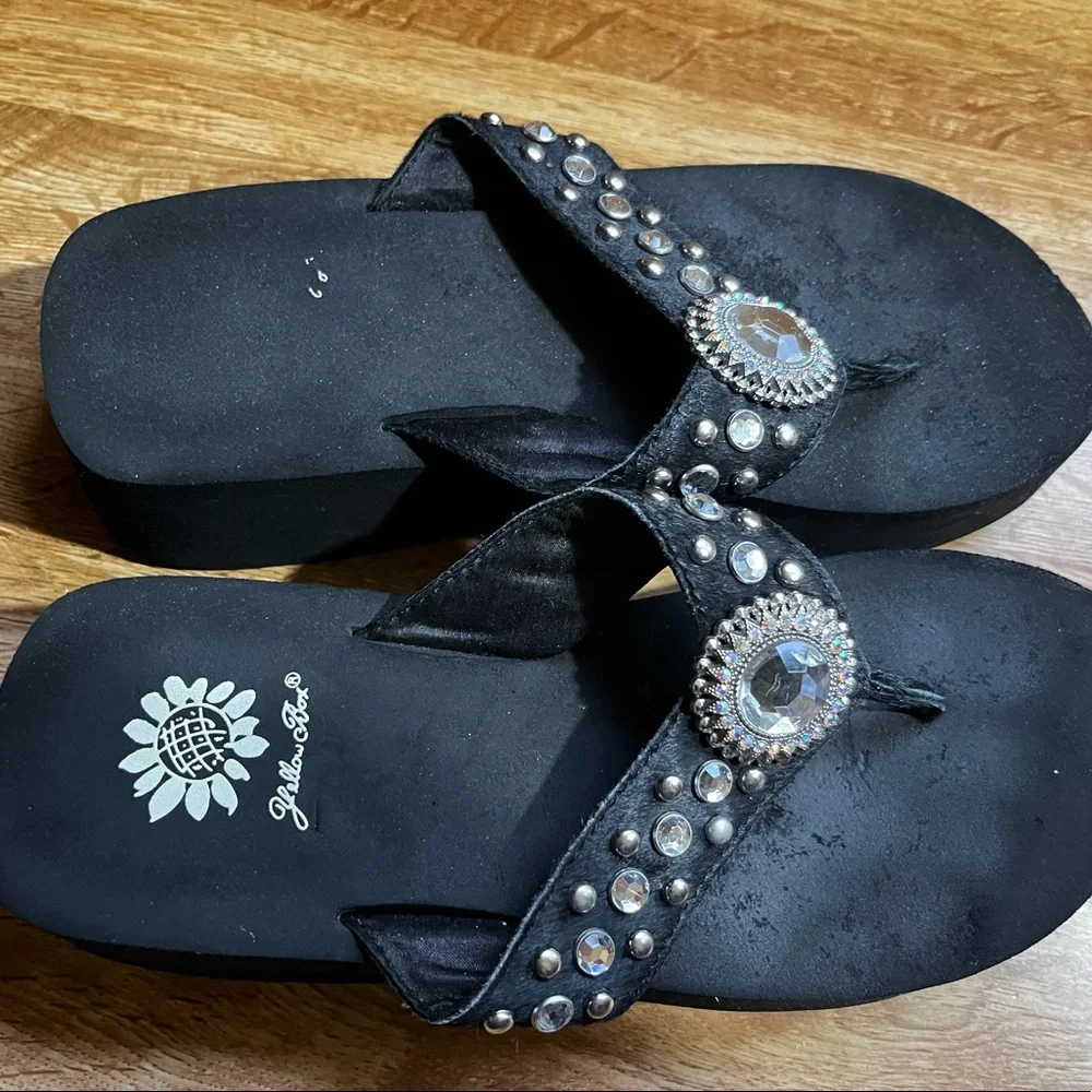 Yellow box flip flops - Picture 3 of 3